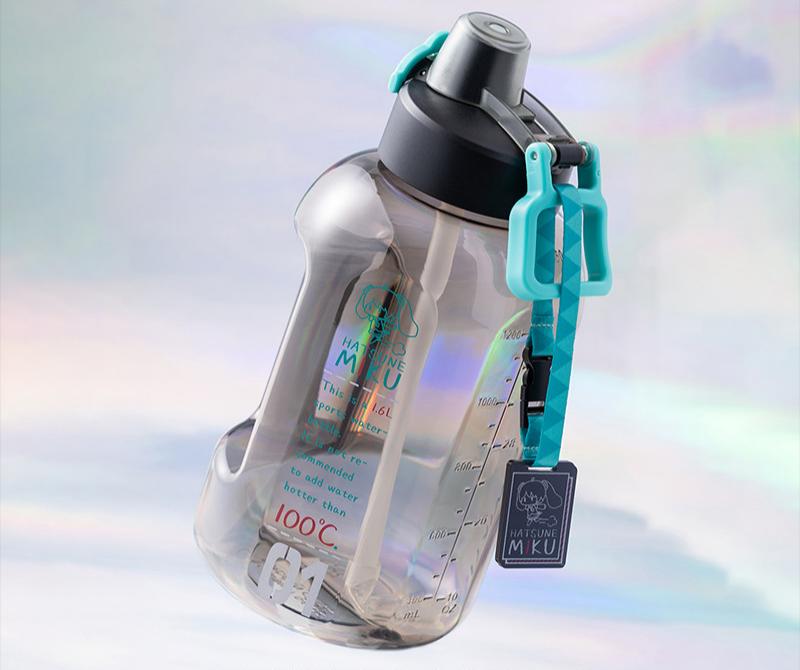 Miku Large Capacity Sports Water Bottle, 1.6L, Portable, with Carabiner Strap